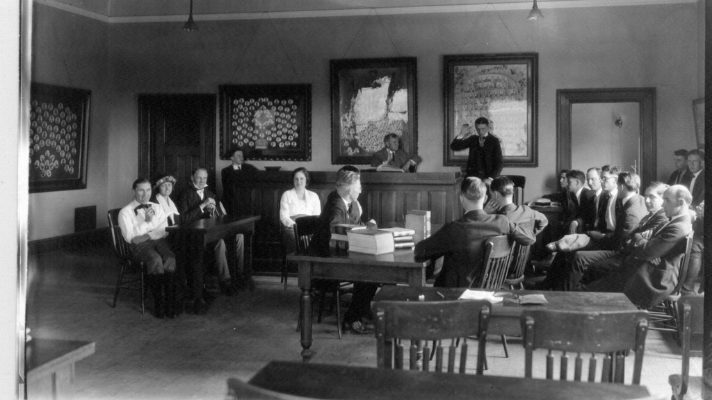 A courtroom filled with law students at Iowa Law in 1922.